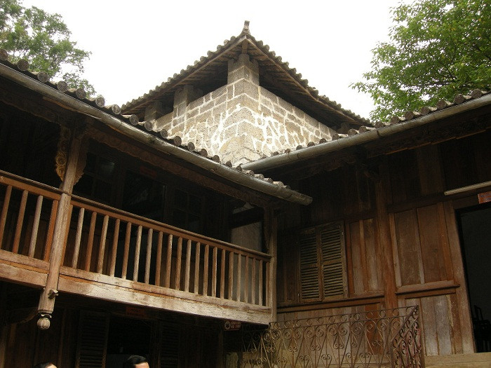 Hệ thống mái xếp chồng lên nhau mang đậm kiến trúc đời nhà Thanh, Trung Quốc. Ảnh: Dulichvietnam.