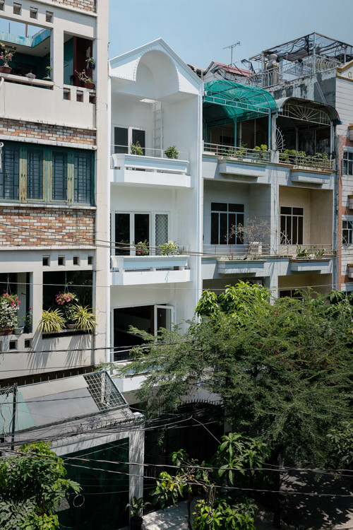 Nhìn bên ngoài, chẳng ai nghĩ ngôi nhà 4 tầng sử dụng tông màu trắng sáng nổi bật giữa khu phố lại được cải tạo từ căn nhà cũ tối tăm được xây dựng từ 15 năm trước.