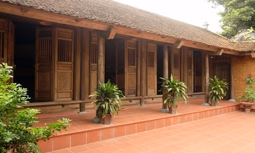 Kết cấu nhà gỗ hiện đại thường đơn giản hơn nhà truyền thống, nhưng nhìn chung vẫn bao gồm cột nhà, xà nhà, kẻ, rường, bẩy...Ảnh: Nhagobacbo.