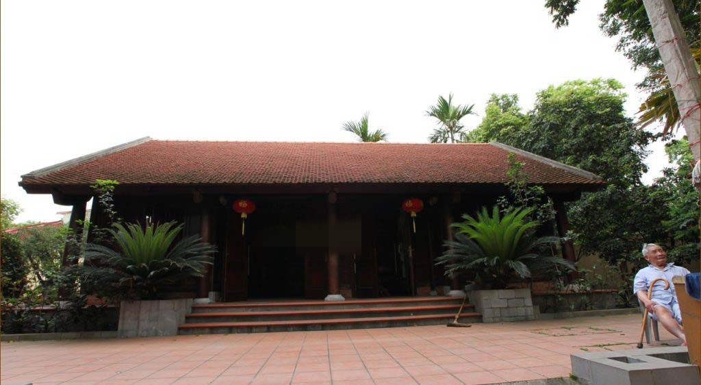 Nhà gỗ 3 gian bình yên trong không gian xanh thoáng đãng. Ảnh: Nhagovietnam.