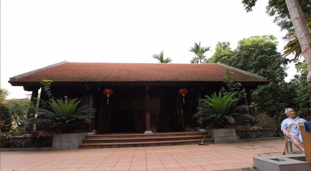 Nhà gỗ 3 gian bình yên trong không gian xanh thoáng đãng. Ảnh: Nhagovietnam.