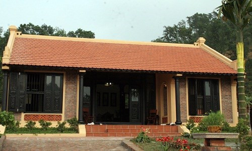 Mẫu nhà 3 gian kiểu hiện đại, kết hợp các kết cấu bê tông, gạch và gỗ tạo nên vẻ đẹp hài hòa. Ảnh: Nhagobacbo.