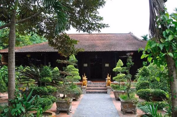 Nếu như nhà gỗ miền Bắc dùng ngói đỏ thì nhà gỗ miền Nam sử dụng lá dừa phơi khô để làm mái. Ảnh: Nhagohaigiang.