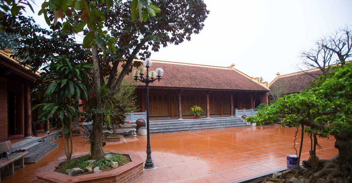 Nhà gỗ lim 3 gian ấn tượng bởi hoa văn chạm khắc tinh tế, cẩn thận, cùng với kết cấu xà chắc chắn mang nét đặc trưng trong thiết kế nhà gỗ cổ. Ảnh: Senvietdecor.