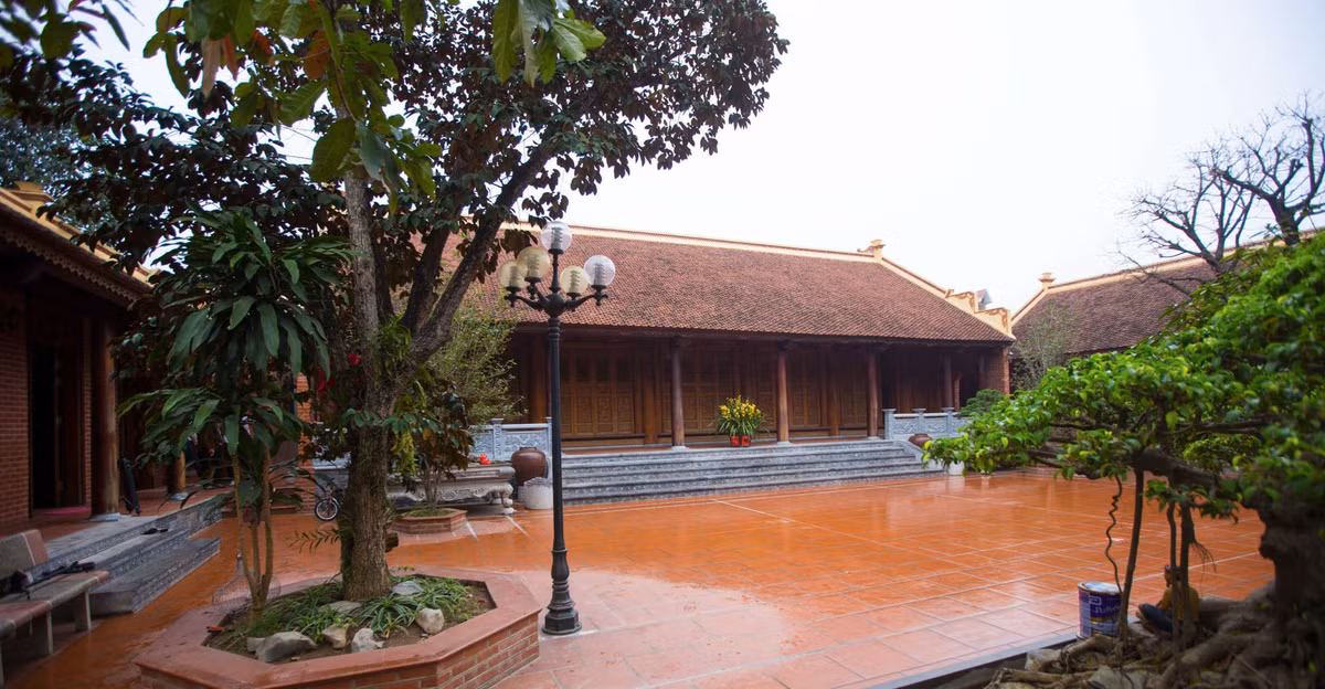 Nhà gỗ lim 3 gian ấn tượng bởi hoa văn chạm khắc tinh tế, cẩn thận, cùng với kết cấu xà chắc chắn mang nét đặc trưng trong thiết kế nhà gỗ cổ. Ảnh: Senvietdecor.