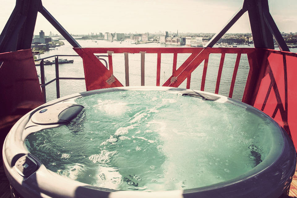 Bồn nước nóng được đặt trên mái của khách sạn, giúp du khách vừa thu giãn vừa ngắm nhìn cảnh đẹp thành phố. Ảnh: Daily Express.