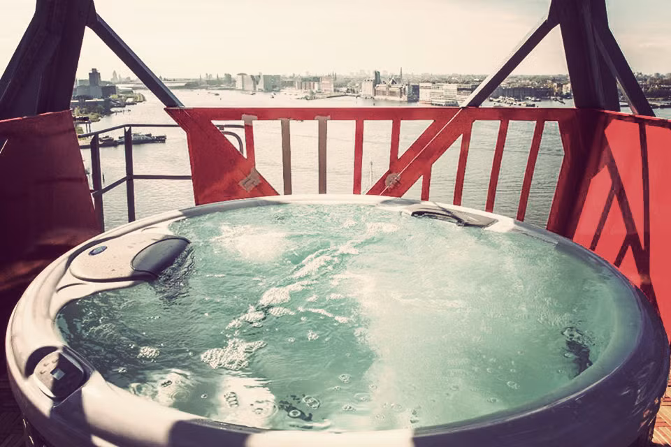 Bồn nước nóng được đặt trên mái của khách sạn, giúp du khách vừa thu giãn vừa ngắm nhìn cảnh đẹp thành phố. Ảnh: Daily Express.