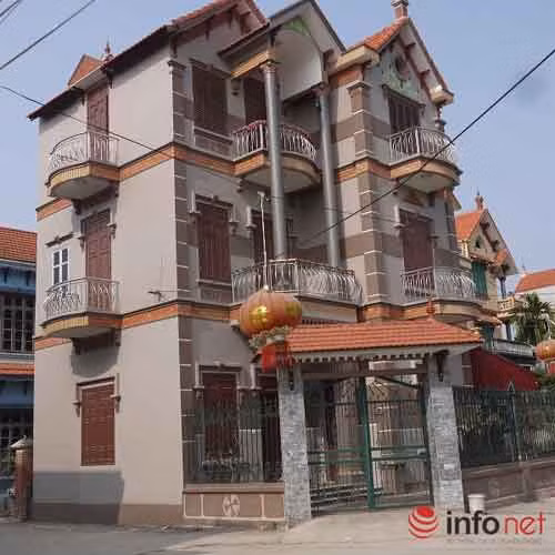 Bắt đầu từ nghề buôn bán thịt lợn, đến nay thôn Miêng Thượng, xã Hoa Sơn, Ứng Hòa, Hà Nội đã trở thành làng tỷ phú với biệt thự san sát. Ảnh: Infonet.