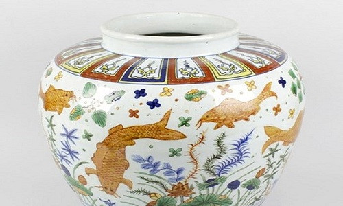 Bình cổ Trung Quốc có giá bán khoảng 1 triệu USD tại nhà bán đấu giá Birmingham ở Anh trong tháng 2/2017. Chiếc bình hoa được trang trí phức tạp với cá chép vàng, hoa sen từ thời Jiajing của triều Minh (1368-1644).