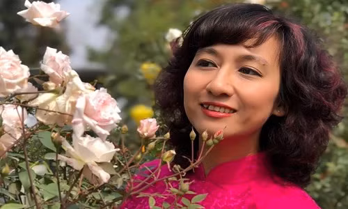 Khi chia tay VTV, Vân Anh chia sẻ: “Có thể nhiều người bất ngờ khi tôi rời khỏi VTV nhưng với tôi thì đó là ý định cũng từ lâu rồi. Chính môi trường làm việc, chính sự tin yêu của khán giả đã níu kéo tôi cho đến ngày hôm nay. Nhưng đến một lúc, tôi cảm thấy mình cần phải rẽ sang một hướng khác, mở ra một hướng đi mới cho mình, hướng đến tương lai hơn. Tất nhiên là quyết định này cũng rất khó khăn, bởi không dễ gì mình có thể từ bỏ một thứ đã quá gắn bó và thân quen với mình trong suốt 20 năm qua”.