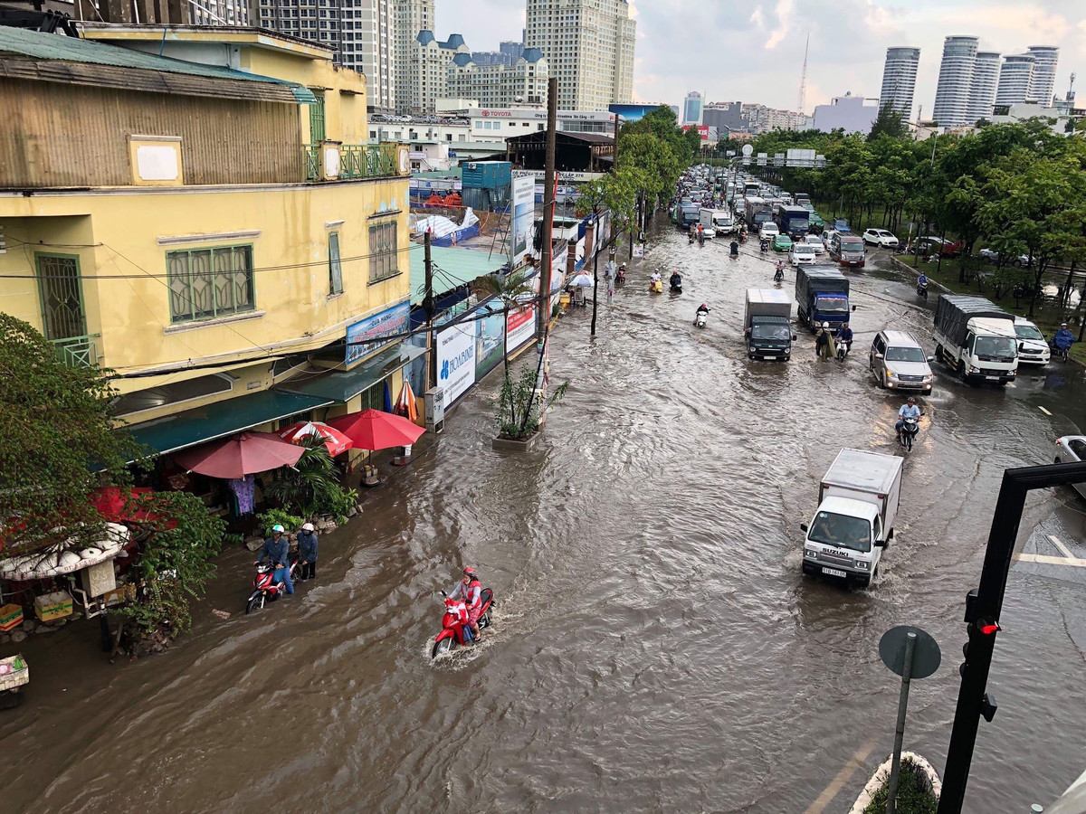 Đến 18h cùng ngày, mưa vẫn còn rất lớn khiến nhiều tuyến đường ùn tắc nghiêm trọng do ngập nước
