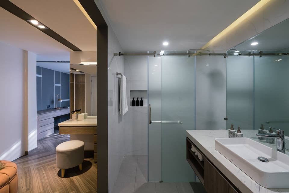 Phòng tắm với nội thất hiện đại.