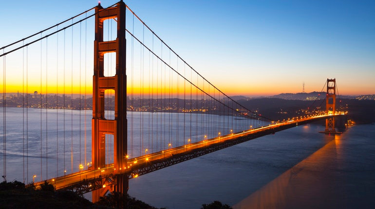 Bằng việc sử dụng những chi tiết đơn giản nhưng vẫn đẹp từ rào chắn phần đường cho người đi bộ đến hệ thống dây văng, cầu Cổng Vàng được coi là công trình kiến trúc thế kỷ XX của nước Mỹ. Ảnh: Lonely Planet.