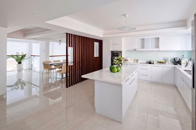  Nhà phố hiện đại trong thiết kế và màu trắng chủ đạo.