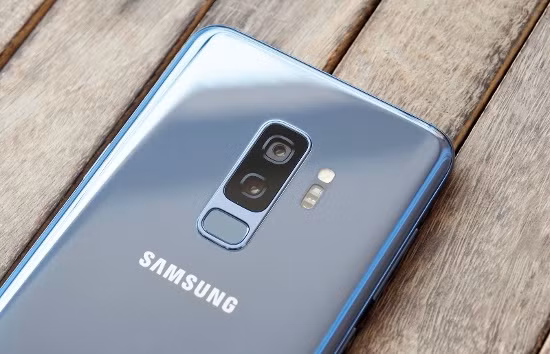 Điểm ấn tượng nhất trên Galaxy S9 Plus chính là khả năng chụp hình. Máy được trang bị cụm camera kép với ống kính có khả năng thay đổi khẩu độ về mặt cơ học giữa f/1.5 và f/2.4 tùy điều kiện ánh sáng.