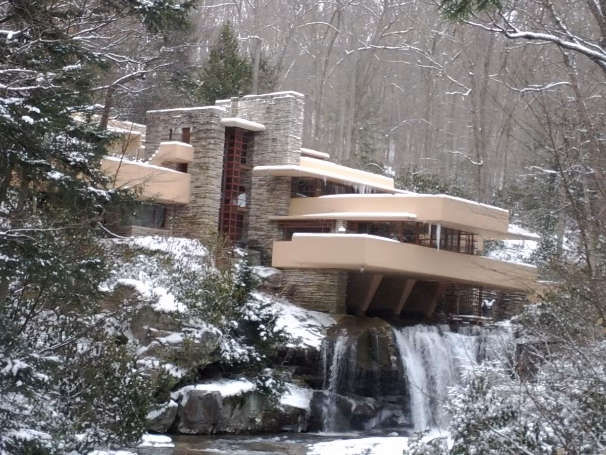 Cấu trúc chính của toàn bộ ngôi biệt thự 3 tầng là hệ thống bệ đỡ ban công bằng bêtông cốt thép.