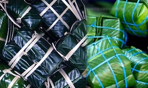 Vỏ bánh chưng có chút màu đen, cầm không chắc chắn cũng có khả năng luộc bằng pin. Bánh chưng luộc bình thường, vỏ màu xanh nhạt hoặc ngả màu hơi vàng. Ảnh: Dân Việt.