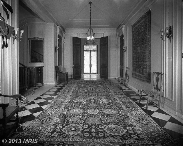 Biệt thự nằm cùng khu phố với gia đình ông Obama sau khi họ dời đi khỏi Nhà Trắng và cũng gần nơi con gái Ivanka Trump của Tổng thống Donald Trump.