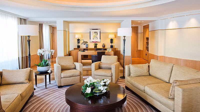 Nằm trên tầng 7 của khách sạn Martinez by Hyatt (Cannes, Pháp), phòng penthouse suite rộng 300 m2 có giá 53.200 USD/đêm (khoảng 1,22 tỷ đồng). Phòng khách, phòng ăn và nhà tắm đều lát đá cẩm thạch sang trọng. Ảnh: Five Star Alliance.