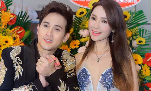 My nhan Viet noi doi suot 18 nam tiet lo chong cu nhu “anh trai nuoi”