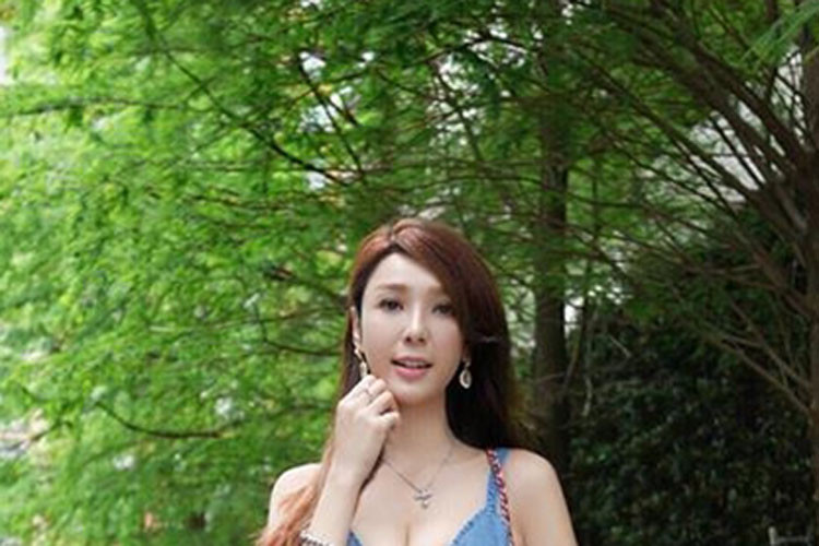 Helen cho biết, cuộc sống của cô giờ rất đơn giản. Cô có thể thoải mái đi ăn cùng bạn bè, không bị ràng buộc hay chèn ép.