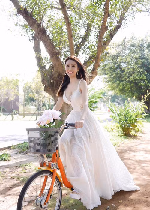 Helen Thanh Đào khẳng định, scandal xảy ra vào đầu năm 2017 chỉ ảnh hưởng tới cô một thời gian ngắn vì khán giả bên đó quên rất nhanh. Hiện tại, công việc chính của mỹ nhân người Việt là ca hát và làm MC.