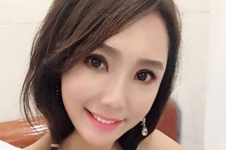 Mỗi lần về Việt Nam, Helen Thanh Đào đều đến thăm người thân. Mẹ cô đang sống ở Pháp nhưng được người thân chăm sóc.