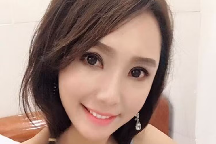 Mỗi lần về Việt Nam, Helen Thanh Đào đều đến thăm người thân. Mẹ cô đang sống ở Pháp nhưng được người thân chăm sóc.