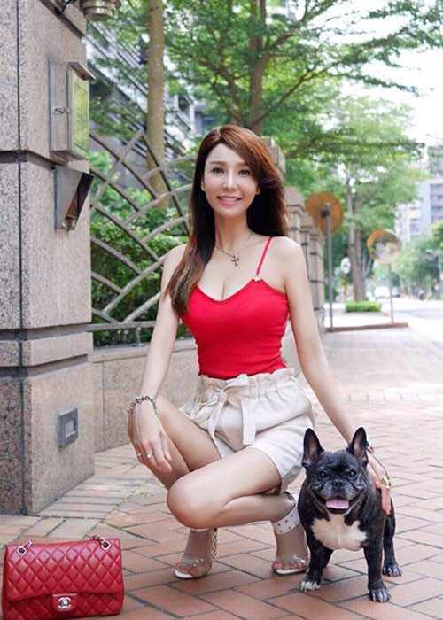 Người đẹp 40 tuổi được nhận xét ngày càng đẹp, trẻ trung và gợi cảm hơn.