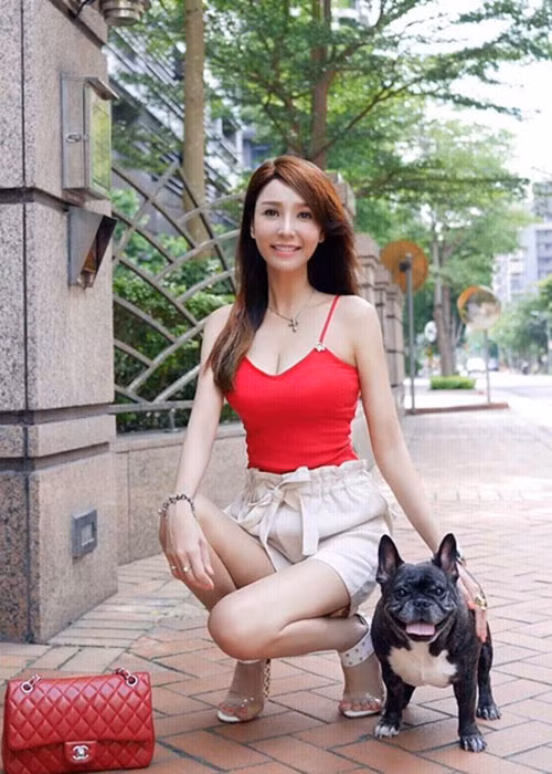 Người đẹp 40 tuổi được nhận xét ngày càng đẹp, trẻ trung và gợi cảm hơn.