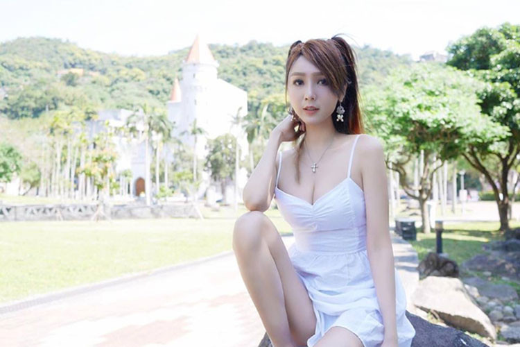 Sự xuất hiện của Helen Thanh Đào - diễn viên có biệt danh "người đẹp nói dối" khiến làng giải trí xôn xao. Diễn viên người Việt sinh sống ở Đài Loan từng gây sốc cho truyền thông hai nước khi thú nhận mình nói dối suốt 18 năm qua trong buổi họp báo đầu tháng 1.2017. Helen thú nhận cô là người gốc Việt 100%, sinh năm 1978 và đã kết hôn với người Đài Loan khi vừa 22 tuổi. Trước đó, Thanh Đào từng đưa thông tin giả rằng cô là con lai Việt Nam - Đài Loan, sinh năm 1983 đồng thời mẹ và em trai đều đã mất trong một vụ tai nạn giao thông.