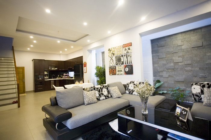 Thiết kế hiện đại giúp không gian nhà phố 2 tầng tận dụng ánh sáng tối đa cũng như tạo các khoảng trống sinh hoạt tiện lợi.