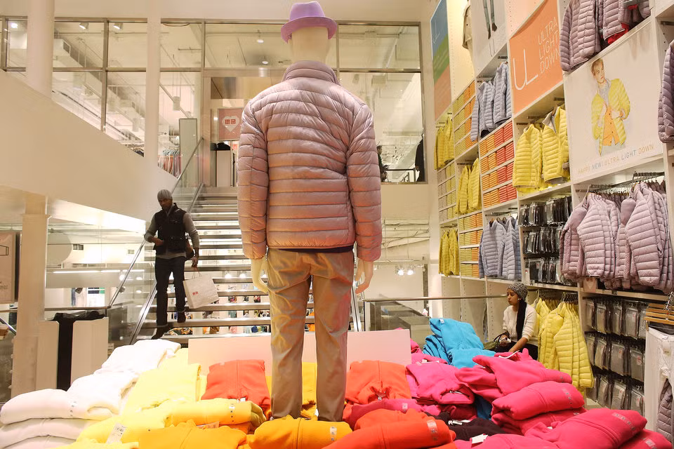 Ban đầu chỉ là một cửa hàng nhỏ có tên là Unique Clothing Warehouse, nhưng dần về sau phát triển và đổi thanh Uniqlo. Ảnh: Getty Image.