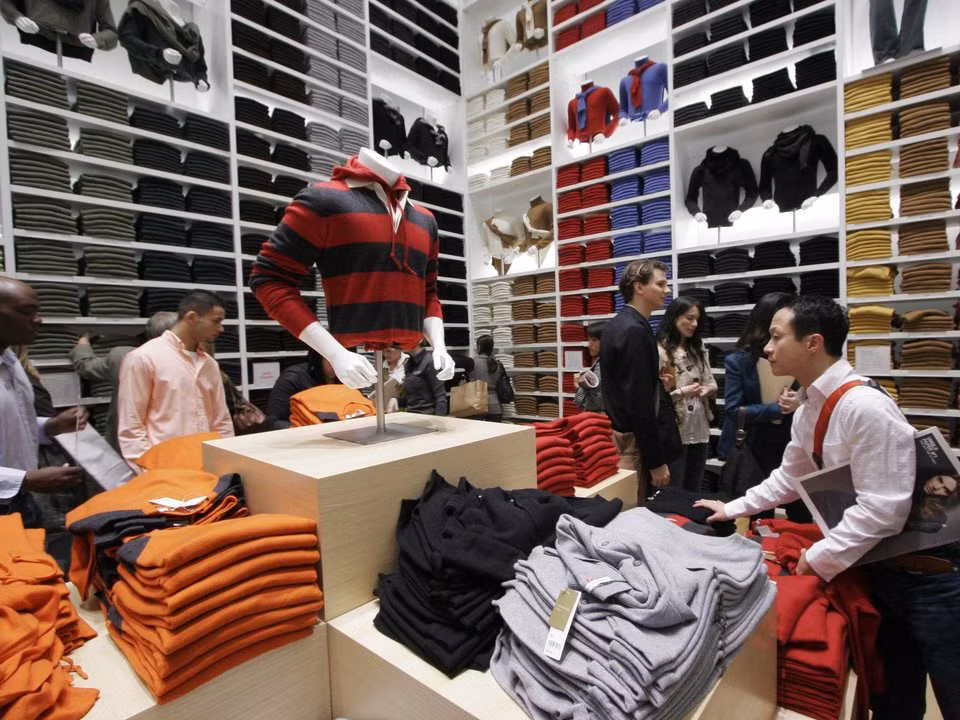 Uniqlo là một công ty thiết kế, may mặc và bán lẻ trang phục thường ngày của Nhật Bản. Phát triển mạnh mẽ trong hơn một thập kỷ qua, Uniqlo trở thành nhà bán lẻ quần áo lớn nhất châu Á. Ảnh: BI.