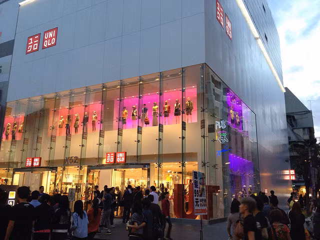 Năm 2002, Uniqlo mở 21 cửa hàng tại Vương quốc Anh. Tuy nhiên, do mở quá nhanh, Uniqlo cũng phải đóng nhiều cửa hàng. Kết quả là năm 2006, chỉ có 8 cửa hàng Uniqlo đi vào hoạt động. Ảnh: BI.