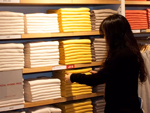 Những năm đầu 1990, nền kinh tế Nhật Bản suy thoái và quần áo giá rẻ của Uniqlo nhanh chóng trở nên phổ biến. Ảnh: BI.