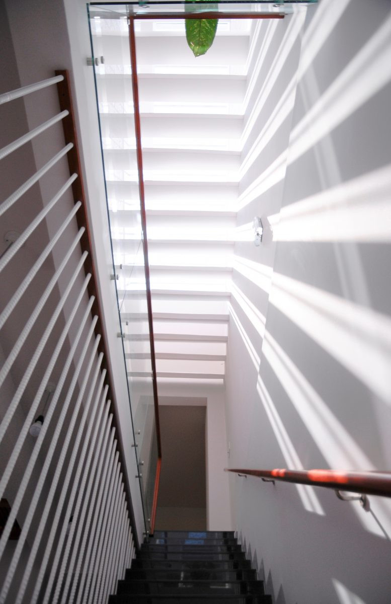 Bóng nắng tạo nên những cung bậc cảm xúc cuốn hút đầy nghệ thuật.