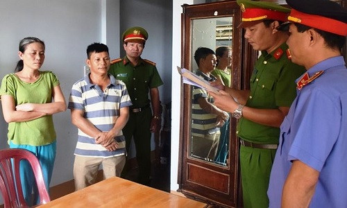 Công an đọc lệnh bắt khẩn cấp đối với kẻ lừa đảo, tán tận lương tâm Nguyễn Thị Băng Tâm (bìa trái)