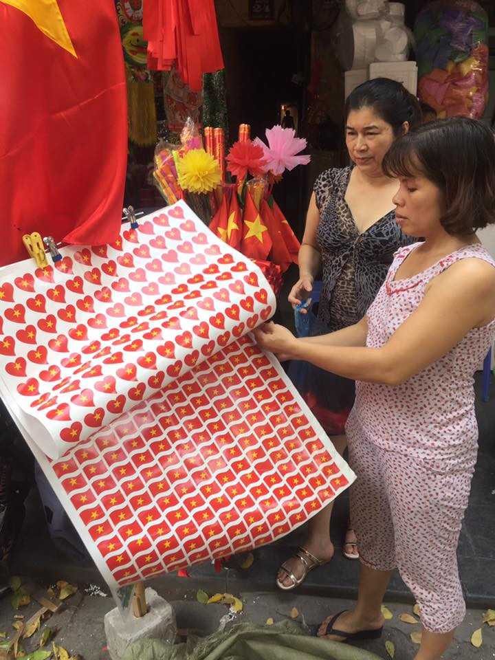 Tất cả dường như đều mang trong mình niềm hy vọng các cầu thủ Olympic Việt Nam sẽ giành chiến thắng trong trận tứ kết tối nay. Ảnh: FB Huda Hưng.