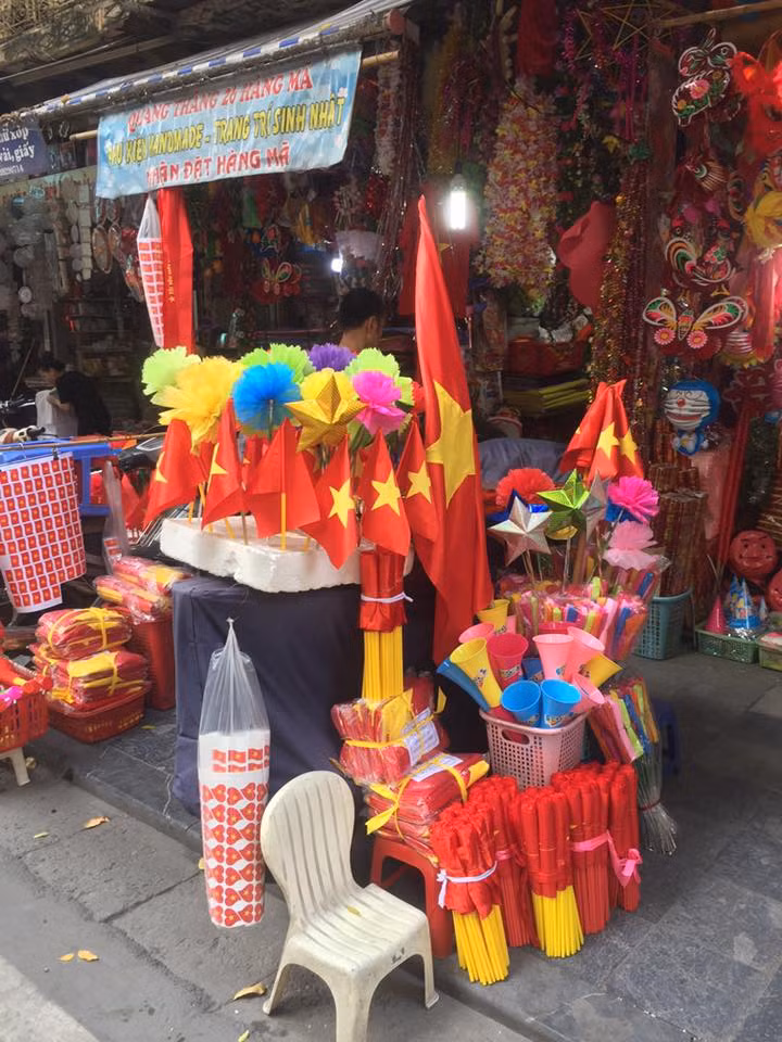 Các mặt hàng cổ vũ đội tuyển Olympic Việt Nam đã sẵn sàng phục vụ khách. Ảnh: FB Huda Hưng.