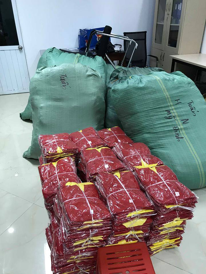 Nhiều xưởng may đã sản xuất số lượng lớn áo cờ đỏ sao vàng để phục vụ người hâm mộ nước nhà cho trận Olympic Việt Nam - Olympic Syria. Ảnh: FB Áo Cờ Đỏ Sao Vàng.