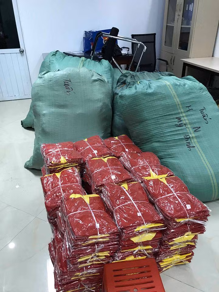 Nhiều xưởng may đã sản xuất số lượng lớn áo cờ đỏ sao vàng để phục vụ người hâm mộ nước nhà cho trận Olympic Việt Nam - Olympic Syria. Ảnh: FB Áo Cờ Đỏ Sao Vàng.