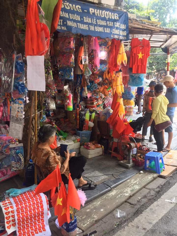 Bà con khu phố đều tự tin vào một tinh thần chiến đấu của thầy trò HLV Park Hang-seo. Ảnh: FB Huda Hưng.