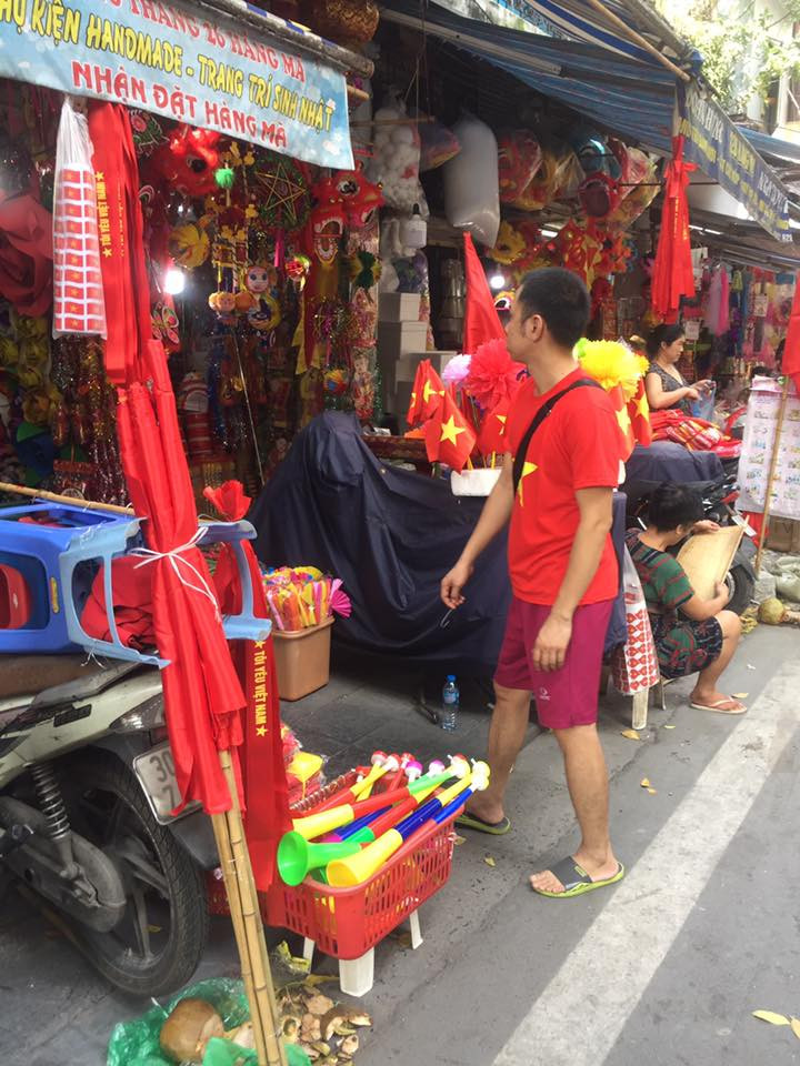 Nhiều nhóm cổ động viên Việt Nam đã lên kế hoạch tổ chức xem bóng đá để cổ vũ thầy trò HLV Park Hang-seo. Trước giờ bóng lăn, rất nhiều người dân thủ đô Hà Nội tìm mua cờ đỏ sao vàng, áo, băng rôn, kèn trống để cổ vũ. Ảnh: FB Huda Hưng.