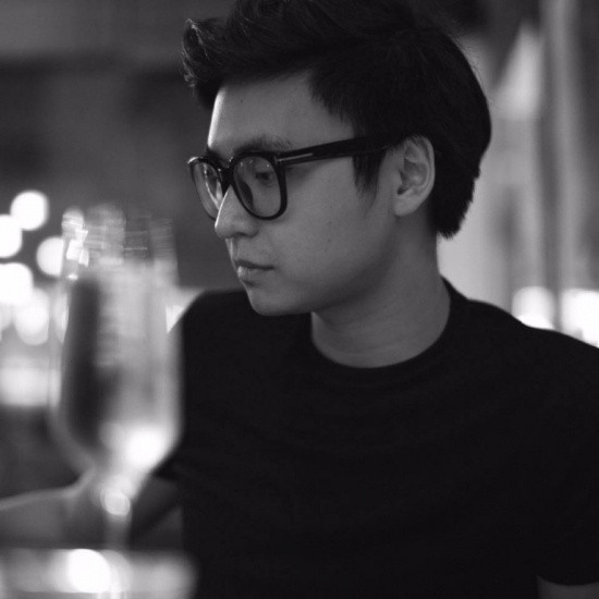 Chồng Á hậu Tú Anh còn sở hữu ngoài khá điển trai theo kiểu trí thức Hà thành và có gu ăn mặc khá tinh tế, đẳng cấp. Ảnh: Pose.