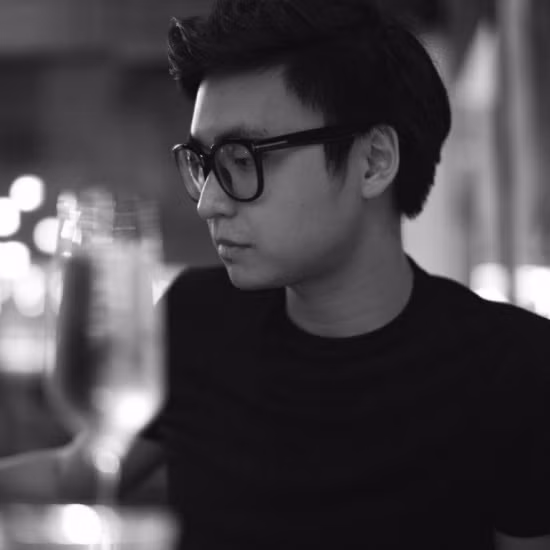 Chồng Á hậu Tú Anh còn sở hữu ngoài khá điển trai theo kiểu trí thức Hà thành và có gu ăn mặc khá tinh tế, đẳng cấp. Ảnh: Pose.