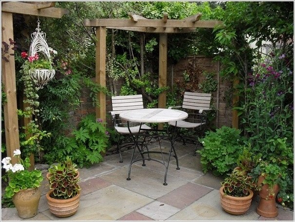 Chỉ cần sắp xếp gọn gàng, khu vườn nhỏ sẽ trở nên rộng rãi.