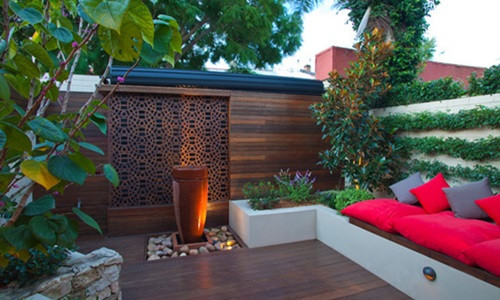 Vẻ đẹp hoa văn của gạch ốp điêu khắc kết hợp chất liệu gỗ được sắp đặt một cách khéo léo tạo ra không gian vườn thư giãn mang đậm phong cách spa.