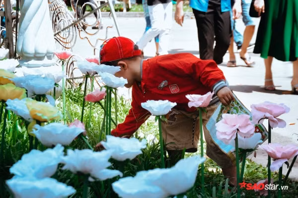 Hầu hết mọi người đều đi theo hộ gia đình để du xuân. Giá vé vẫn giữ ở mức ổn định: 30.000 đồng/trẻ em dưới 1.3m, và 50.000 đồng/người lớn.