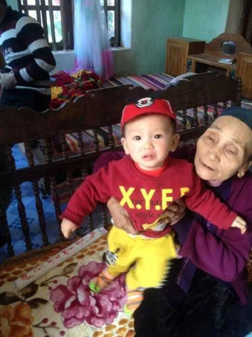 Nội thất trong nhà đơn sơ như nhiều gia đình khác ở trong làng. Ảnh: Khám phá.